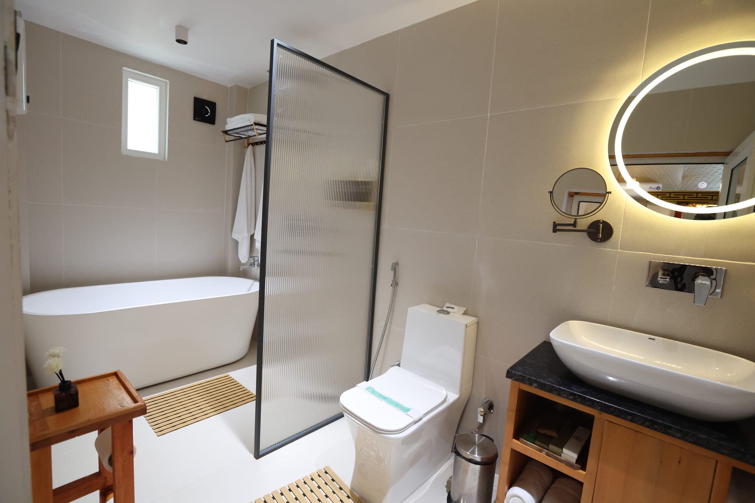 Deluxe Dome en-suite bathroom with bathtub and separate shower